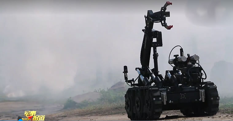 解放军陆军新型排爆机器人亮相演训场