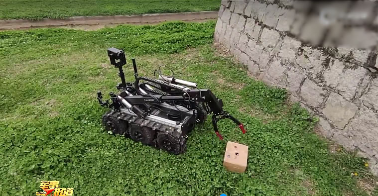 解放军陆军新型排爆机器人亮相演训场
